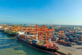 Chargement et déchargement de conteneurs dans un port maritime vietnamien. Photo : Vietnam+