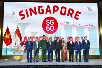 Le vice-Premier ministre Nguyên Chi Dung et des délégués lors 60ᵉ anniversaire de la Fête nationale de Singapour. Photo: VGP