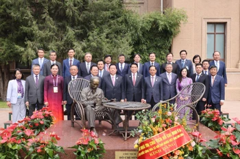 Le président Luong Cuong et le personnel de l'ambassade du Vietnam en Chine. Photo: VNA