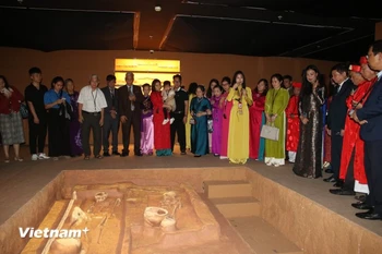 Les artefacts présentés couvrent plusieurs périodes, de Phung Nguyen à Dong Son, offrant un aperçu vivant du mode de vie des anciens Viet et confirmant la valeur historique et culturelle exceptionnelle de ce site. Photo: VietnamPlus