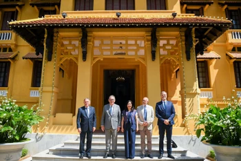 La vice-ministre des Affaires étrangères, Lê Thi Thu Hang, et la délégation du groupe interparlementaire d’amitié France–Vietnam du Sénat français. Photo: ministère des Affaires étrangères