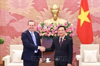 Le vice-président de l’Assemblée nationale (AN) du Vietnam, Nguyên Khac Dinh (droite), et Márcio Honaiser, président du Groupe parlementaire d’amitié Brésil – Vietnam, en visite de travail au Vietnam. Photo: VNA