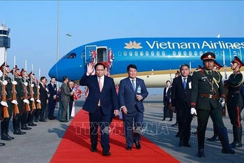 Le Premier ministre Pham Minh Chinh arrive à Vientiane, entamant sa visite au Laos. Photo: VNA