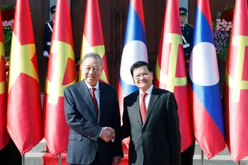 Le secrétaire général du Parti populaire révolutionnaire lao (PPRL) et président du Laos, Thongloun Sisoulith (à droite) et le secrétaire général du Parti communiste du Vietnam (PCV), To Lam, en visite d’État au Laos. Photo: VNA