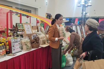 Présentation de produits OCOP. Photo: VNA