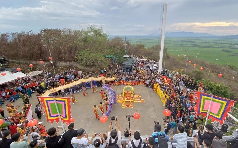 festival de la déesse Bà Chúa Xứ au Mont Sam.webp
