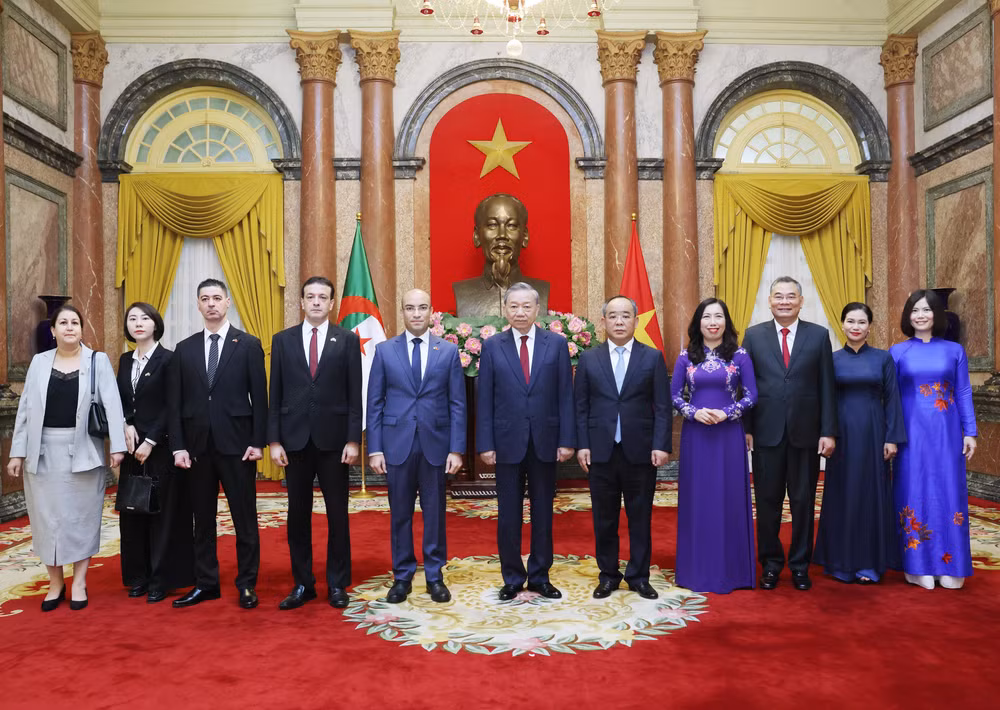 Tổng_Bí_thư,_Chủ_tịch_nước_Tô_Lâm_(giữa)_và_Đại_sứ_Algeria_tại_Việt_Nam_Sofiane_Chaib_(thứ_năm_từ_trái_sang)_cùng_các_đại_biểu_chụp_ảnh_chung._Ảnh_Lâm_Khánh_-_TTXVN.jpg