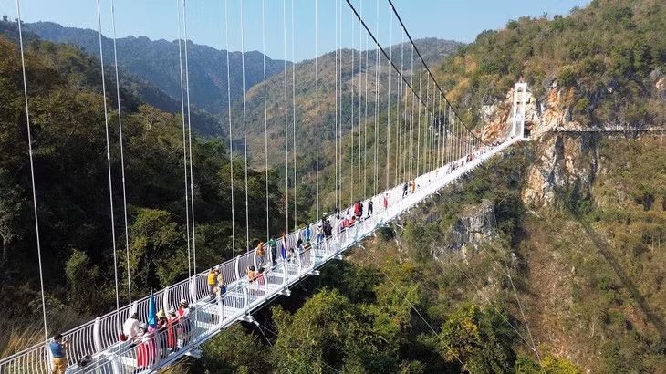 Le pont en verre Bach Long. VOV.jpg