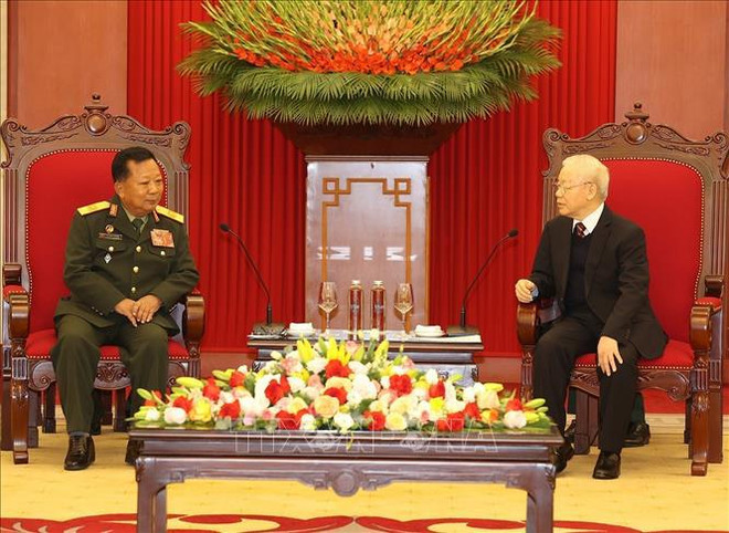 Le leader du PCV et le PM vietnamien reçoit le vice-PM et ministre lao de la Défense ảnh 1 Le leader du PCV et le PM vietnamien reçoit le vice-PM et ministre lao de la Défense ảnh 1