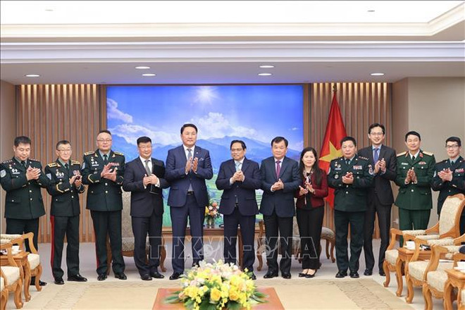 Le PM Pham Minh Chinh reçoit le ministre mongol de la Défense Saikhanbayar Gursed ảnh 1 Le PM Pham Minh Chinh reçoit le ministre mongol de la Défense Saikhanbayar Gursed ảnh 1