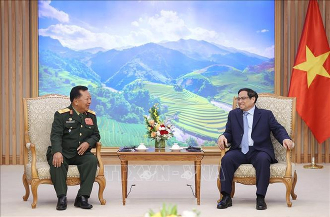 Le leader du PCV et le PM vietnamien reçoit le vice-PM et ministre lao de la Défense ảnh 2 Le leader du PCV et le PM vietnamien reçoit le vice-PM et ministre lao de la Défense ảnh 2