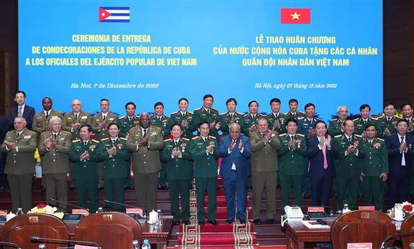 Remise d'Ordres nationaux de Cuba à des officiers de l'Armée vietnamienne ảnh 1 Remise d'Ordres nationaux de Cuba à des officiers de l'Armée vietnamienne ảnh 1