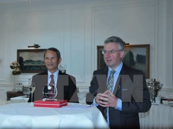 Rencontre avec des députés d’amitié européens en Belgique ảnh 1 Rencontre avec des députés d’amitié européens en Belgique ảnh 1
