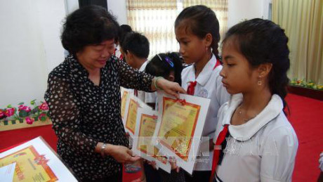 Remise de bourses d’études à des élèves d'ethnies minoritaires et de régions maritimes ảnh 1 Remise de bourses d’études à des élèves d'ethnies minoritaires et de régions maritimes ảnh 1