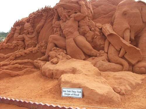 Le premier parc de statues de sable du Vietnam attire de nombreux visiteurs ảnh 1