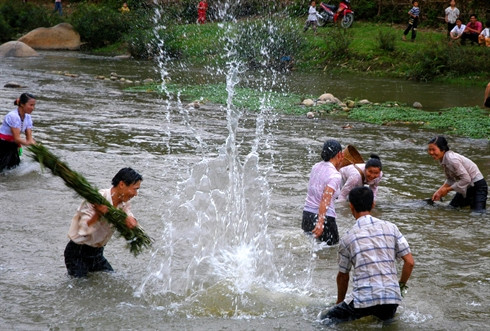 La fête de l'eau des Thai à Lai Châu ảnh 4