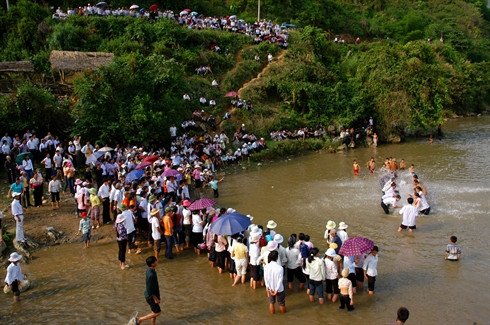 La fête de l'eau des Thai à Lai Châu ảnh 2
