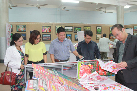 Des journaux printaniers offerts aux soldats et à la population du district insulaire de Truong Sa ảnh 1 Des journaux printaniers offerts aux soldats et à la population du district insulaire de Truong Sa ảnh 1