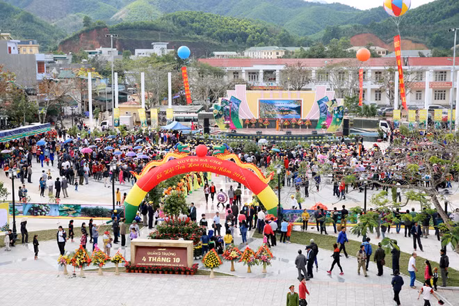 Quang Ninh: ouverture du festival du camélia à fleurs d'or ảnh 1