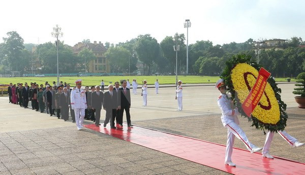 Des dirigeants du Parti et de l’Etat rendent hommage au Président Ho Chi Minh ảnh 1 Des dirigeants du Parti et de l’Etat rendent hommage au Président Ho Chi Minh ảnh 1