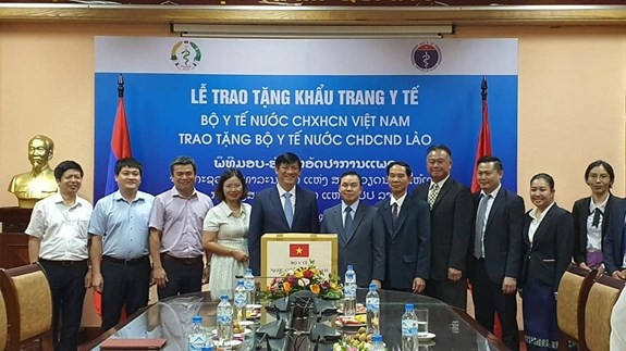 COVID-19 : remise de 200.000 masques médicaux au ministère laotien de la Santé ảnh 1 COVID-19 : remise de 200.000 masques médicaux au ministère laotien de la Santé ảnh 1