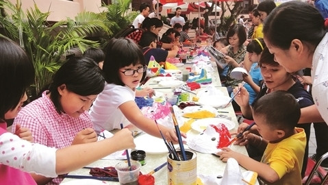 Création des estampes populaires du Têt avec les enfants ảnh 1