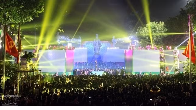 Plein feu sur les spectacles du Nouvel An 2016 à Hanoi ảnh 1