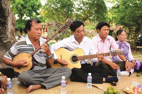 Écouter du đờn ca tài tử et contempler la lune sur le marais de Dông Hô ảnh 2 Écouter du đờn ca tài tử et contempler la lune sur le marais de Dông Hô ảnh 2