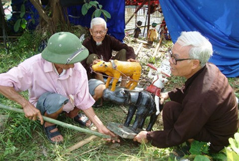 À Dông Ngu, les marionnettes sur l'eau dansent au rythme du quan ho ảnh 2 À Dông Ngu, les marionnettes sur l'eau dansent au rythme du quan ho ảnh 2