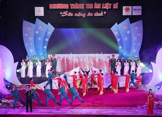 Une soirée de reconnaissance des morts pour la Patrie ảnh 1 Une soirée de reconnaissance des morts pour la Patrie ảnh 1