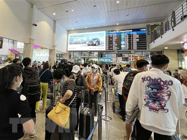 Le nombre de passagers passant par l'aéroport de Tan Son Nhat atteint un niveau record ảnh 1