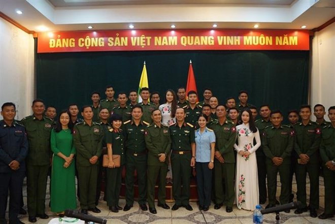 Échange des expériences entre les jeunes officiers vietnamiens et birmans ảnh 1