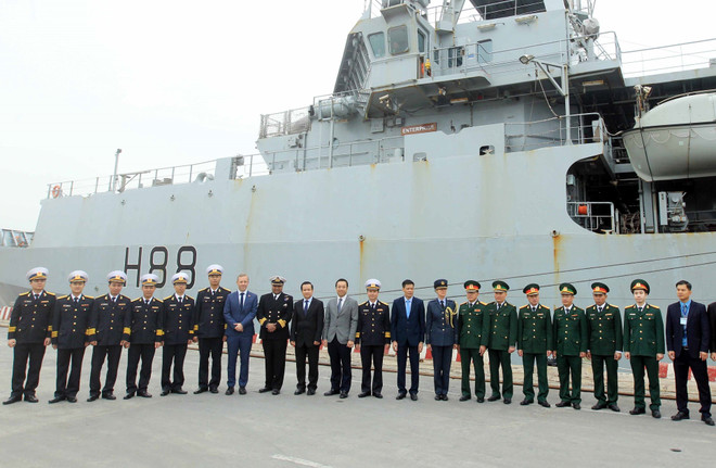 Le navire HMS Entreprise de la Marine royale britannique au port de Tan Vu (Hai Phong) ảnh 1 Le navire HMS Entreprise de la Marine royale britannique au port de Tan Vu (Hai Phong) ảnh 1