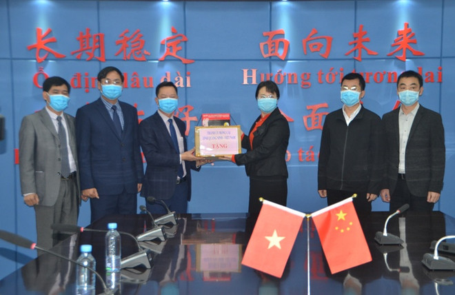 COVID-19 : La ville de Mong Cai accorde une aide en matériel médical à la ville de Dongxing (Chine) ảnh 1 COVID-19 : La ville de Mong Cai accorde une aide en matériel médical à la ville de Dongxing (Chine) ảnh 1