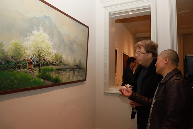 Exposition de peintures « Des couleurs de la Patrie » au Royaume Uni ảnh 1