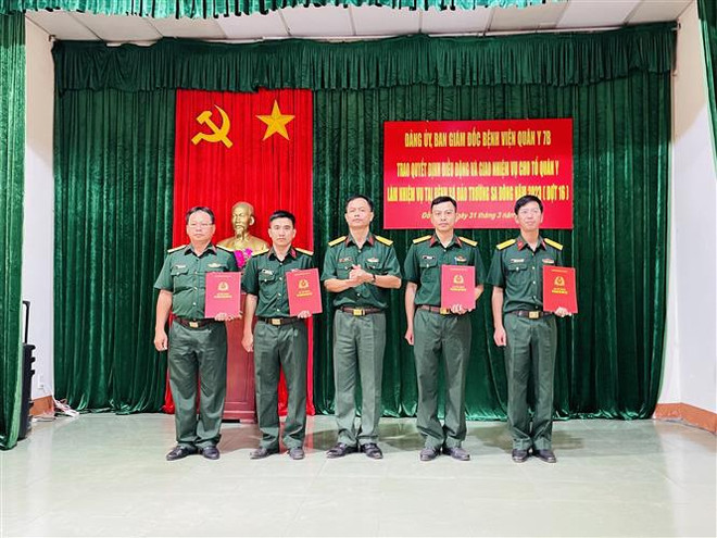 Les soldats en blouse blanche envoyés à Truong Sa pour y travailler ảnh 1 Les soldats en blouse blanche envoyés à Truong Sa pour y travailler ảnh 1