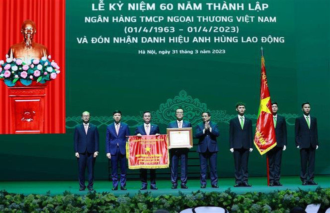 Le PM décore Vietcombank, assigne des tâches majeures au secteur bancaire ảnh 2 Le PM décore Vietcombank, assigne des tâches majeures au secteur bancaire ảnh 2