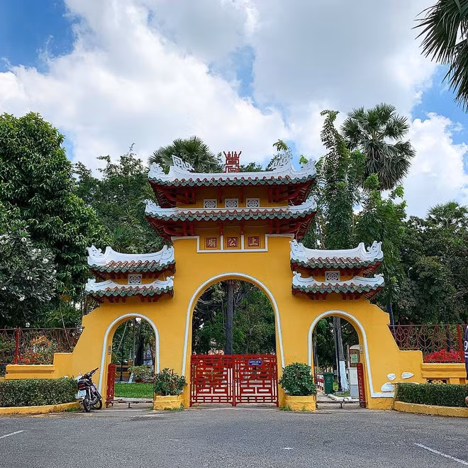 Sept architectures de portes célèbres au Vietnam ảnh 5