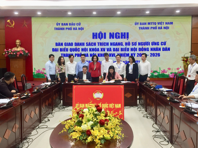 Élections législatives: Remise des dossiers de candidature au Comité du Front de la Patrie de Hanoï ảnh 1 Élections législatives: Remise des dossiers de candidature au Comité du Front de la Patrie de Hanoï ảnh 1
