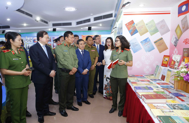 Ouverture de l'exposition "Police populaire Laos - Vietnam - Une amitié radieuse" ảnh 2 Ouverture de l'exposition "Police populaire Laos - Vietnam - Une amitié radieuse" ảnh 2