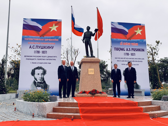 Inauguration de la statue du grand poète russe Pouchkine à Hanoï ảnh 1 Inauguration de la statue du grand poète russe Pouchkine à Hanoï ảnh 1