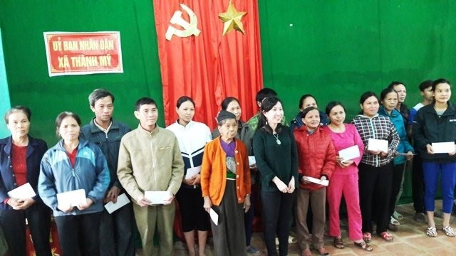 Remise de cadeaux des Viêt kiêu de France aux sinistrés des crues de Thanh Hoa ảnh 1 Remise de cadeaux des Viêt kiêu de France aux sinistrés des crues de Thanh Hoa ảnh 1