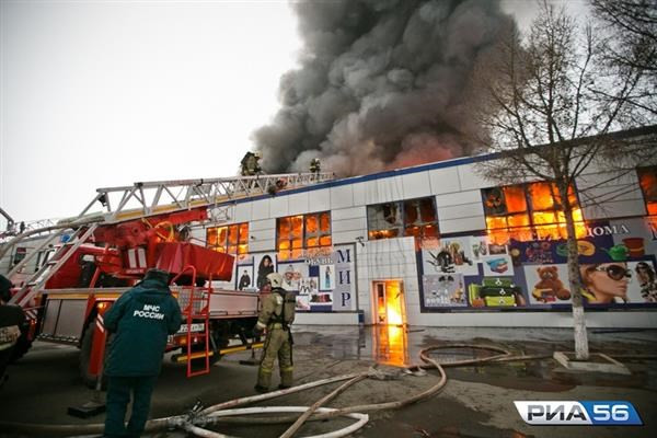 Appel à aider les habitants victimes de l’incendie de marché dans la ville d’Orenbourg ảnh 1 Appel à aider les habitants victimes de l’incendie de marché dans la ville d’Orenbourg ảnh 1