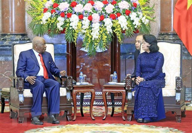 La présidente par intérim Dang Thi Ngoc Thinh reçoit l’ancien président mozambicain ảnh 1 La présidente par intérim Dang Thi Ngoc Thinh reçoit l’ancien président mozambicain ảnh 1