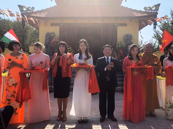 Le première pagode vietnamienne reconnue en Hongrie ảnh 1