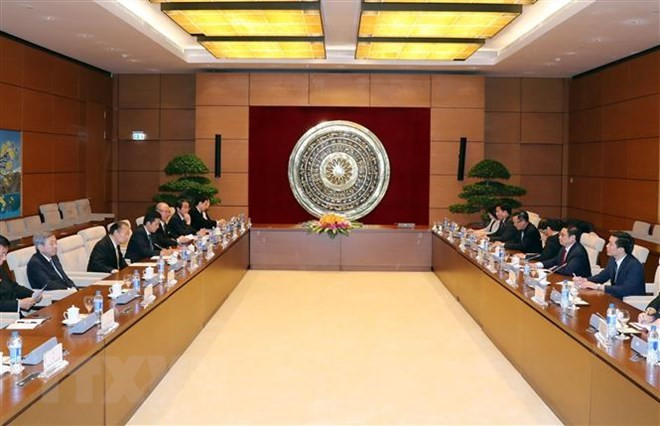 Un responsable du Parti reçoit l’envoyé spécial du Premier ministre japonais ảnh 1 Un responsable du Parti reçoit l’envoyé spécial du Premier ministre japonais ảnh 1