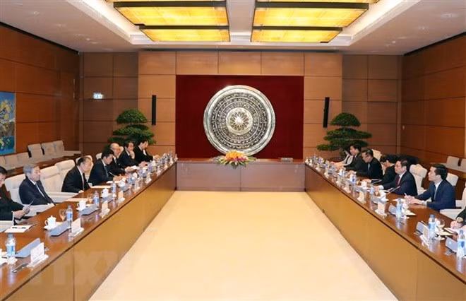 Un responsable du Parti reçoit l’envoyé spécial du Premier ministre japonais ảnh 1 Un responsable du Parti reçoit l’envoyé spécial du Premier ministre japonais ảnh 1