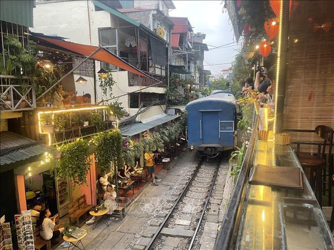 À Hanoi, la "rue du train" fermée aux touristes pour des raisons de sécurité ảnh 2 À Hanoi, la "rue du train" fermée aux touristes pour des raisons de sécurité ảnh 2