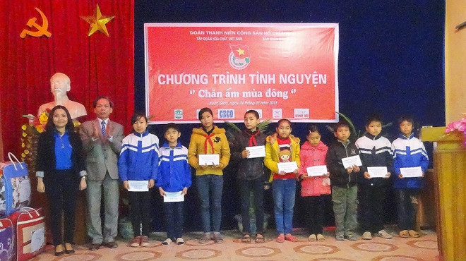 Activités caritatives au profit des familles méritantes à l’occasion du Nouvel An ảnh 1 Activités caritatives au profit des familles méritantes à l’occasion du Nouvel An ảnh 1