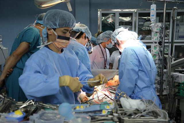 Première greffe de poumons à partir de donneurs vivants au Vietnam ảnh 2